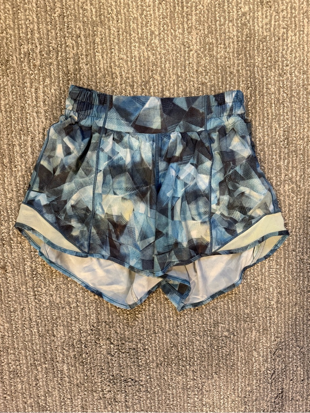 Lululemon Tracker Short V 4” Tall Size 4 Blue Abstract Print Lined